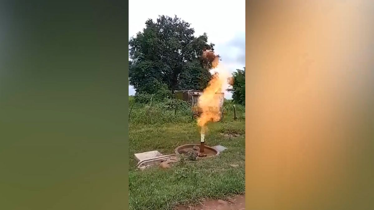 Z vodní pumpy šlehal oheň